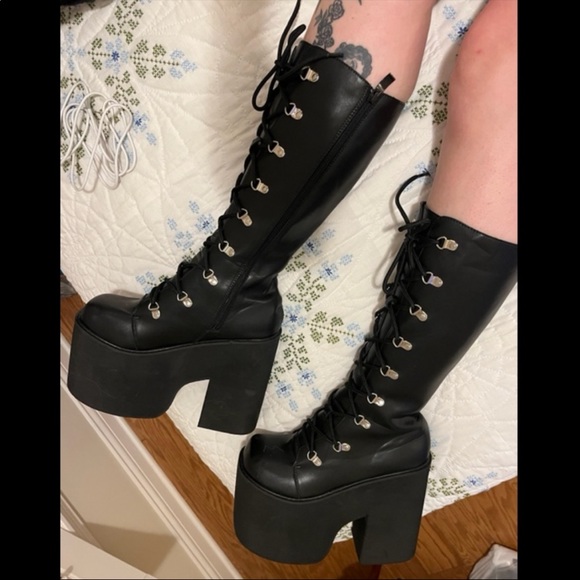 🎱SOLD🎱  Black platform lace up boots - Picture 3 of 5
